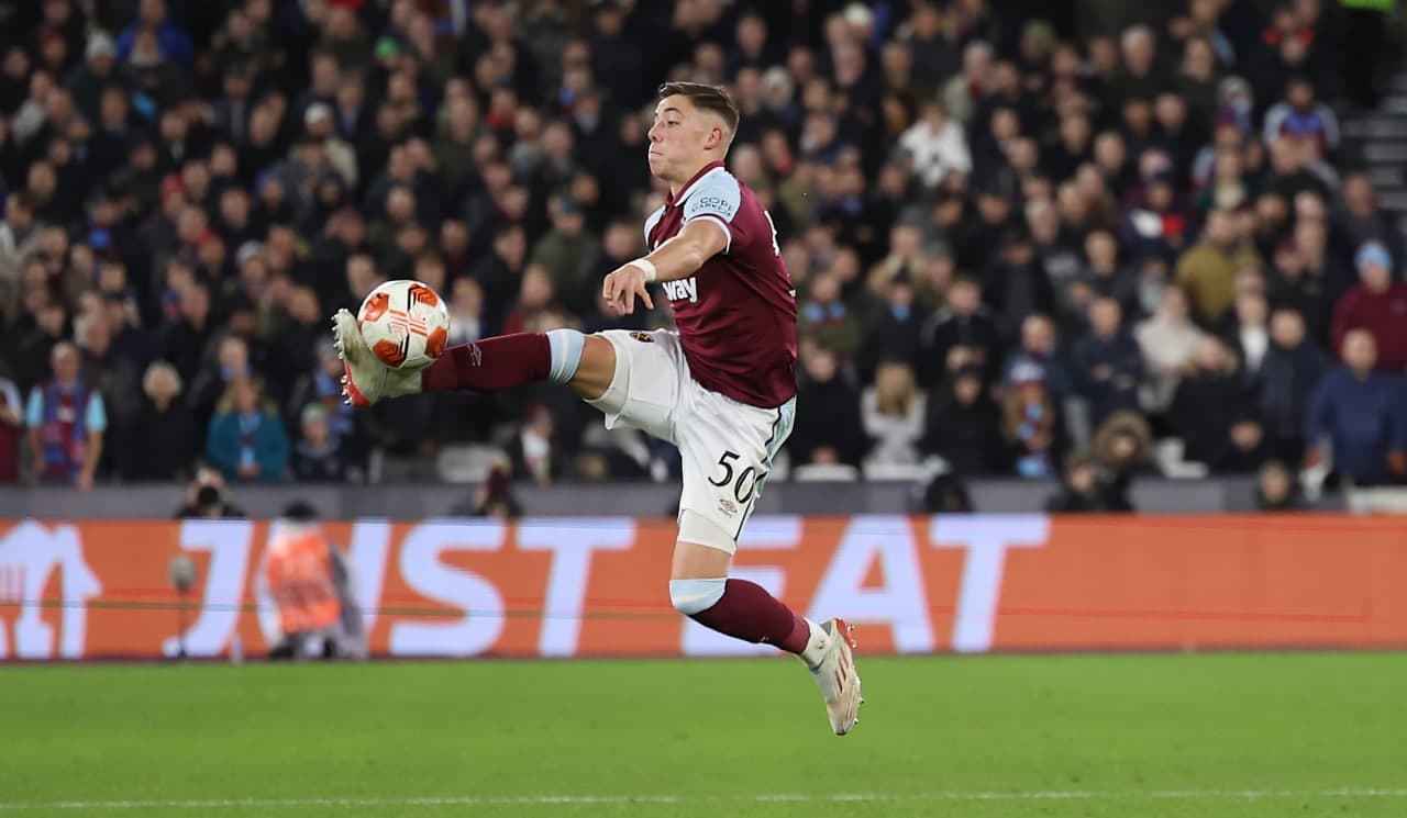 爱游戏-包含西汉姆内部会议纪要流出——关键时刻调整名单，欧冠使命明确，年轻球员得到机会的词条