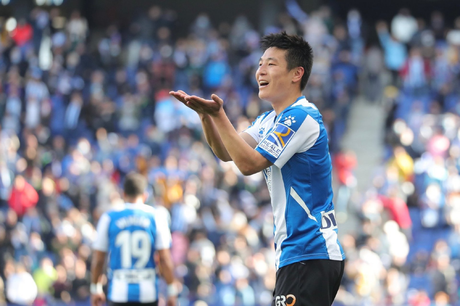 爱游戏体育-今夜上海海港备战西甲，更衣室发声细节曝光，质疑声仍在，团队化学反应显著(西甲联赛直播在线观看免费)